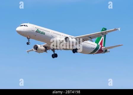 Avion-avion-avion Airbus A321 d'Alitalia atterrissant à l'aéroport Heathrow de Londres au-dessus de Cranford, Londres, Royaume-Uni. Nommée piazza della signoria gubbio Banque D'Images