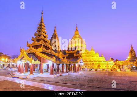 La pagode Shwezigon la nuit, Nyaung-U près de Bagan, Mandalay, Myanmar Banque D'Images