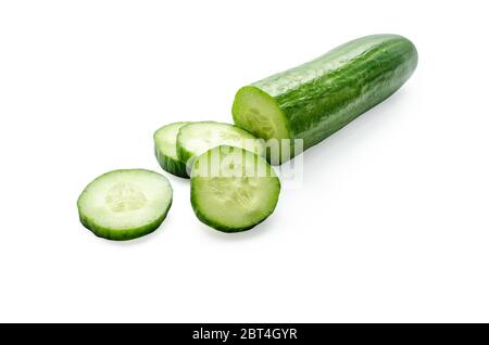 Les tranches de concombre et isolated over white background. Banque D'Images