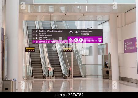 TORONTO (ONTARIO) CANADA - LE 17 MAI 2020 : AÉROPORT INTERNATIONAL PEARSON DE TORONTO PENDANT LA PANDÉMIE COVID-19. Banque D'Images