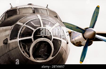 Ancien avion isolé. Le nez de l'avion, cockpit et moteur de l'appareil. Banque D'Images