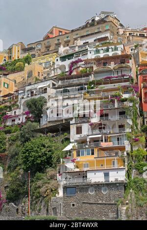 Falaise de maisons dans la ville de Positano, à Côte Amalfitaine Italie Banque D'Images
