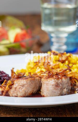 Filets de porc à la souabe spaetzle sur une plaque Banque D'Images