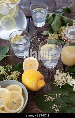 Limonade de sureau fait maison à base de sirop et de tranches de citron Banque D'Images