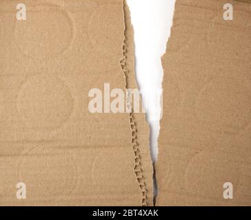 Coupé en deux brown feuille de papier dans le cadre de la boîte, une fente dans le milieu, full frame Banque D'Images