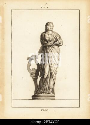 Statue de Clio, muse de l'histoire grecque et jouant de la lyre, avec lyre. La gravure sur cuivre par David Francois-Anne de musée de Florence, ou Collection des pierres Gravees, statues, médailles, Chez F.A. David, Paris, 1787. David (1741-1824) a appelé et gravé les illustrations sur la base de statues romaines, médailles et pierres gravées dans la collection du musée de Florence et le cabinet de curiosités du Grand-duc de Toscane. Banque D'Images