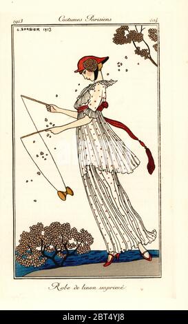 Femme en robe de lin imprimé jouant un jeu de diabolo ou de yo-yo chinois. Linon Imprime. Pochoeur de couleur main (pochoir) gravé après une illustration de George Barbier de Tommaso Antonginis Journal des Dames et des modes, aux bureaux du Journal des Dames, Paris, 1913. Banque D'Images