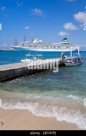 Bateau de croisière à la jetée de Punta Langosta, île de Cozumel, Quintana Roo, Mexique Banque D'Images