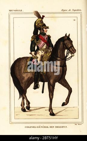 Uniforme de colonel-général dans les Dragons français, époque napoléonienne. Lithographie coloriée par Léopold Massard de : Le Bibliophile Jacob aka Paul Lacroix Costumes historiques de la France (Costumes historiques de la France), Administration de librairie, Paris, 1852. Banque D'Images