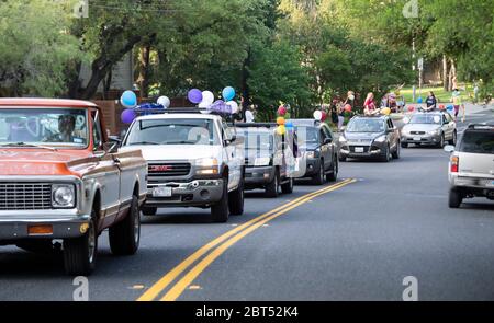 Austin, Texas, États-Unis. 22 mai 2020. Les diplômés d'Austin, Texas High School, tiennent un défilé de voitures dans le quartier historique de Barton Hills, tandis que les résidents applaudissent les réalisations le 22 mai 2020 à la suite de la pandémie de COVID-19 qui a raccourci l'année scolaire. Environ 30 diplômés y ont participé en ne sachant pas si les engagements des collèges se poursuivront à l'automne. Crédit : Bob Daemmrich/ZUMA Wire/Alay Live News Banque D'Images