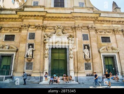 Façade de l'église de Jésus-Saints Ambrose et Andrew à Piazza Matteotti, au coeur de la ville historique de Gênes, Ligurie, Italie Banque D'Images