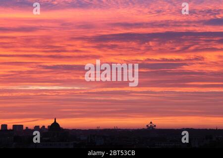Bruxelles, Belgique. 22 mai 2020. Le nuage et l'horizon de la ville sont vus au crépuscule à Bruxelles, Belgique, le 22 mai 2020. Credit: Zheng Huansong/Xinhua/Alay Live News Banque D'Images