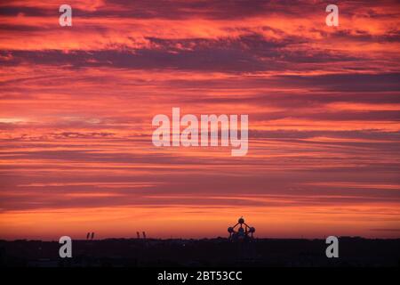 Bruxelles, Belgique. 22 mai 2020. Le nuage et l'horizon de la ville sont vus au crépuscule à Bruxelles, Belgique, le 22 mai 2020. Credit: Zheng Huansong/Xinhua/Alay Live News Banque D'Images