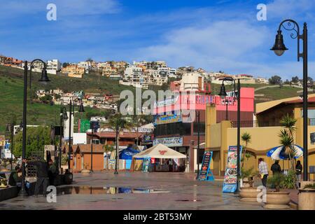 Magasins sur le Malecon, la Ville d'Ensenada, Baja California, Mexique Banque D'Images