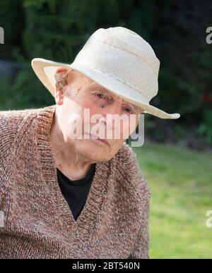 Sur son jardin patio arrière sur un chaud anglais après-midi de printemps, se rétablissant de la tête de blessure, des dommages de cerveau et de traiter la démence. Banque D'Images