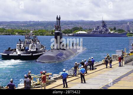 PEARL HARBOR, Hawaii (10 mai 2020) – le USS Missouri (SSN 780), un sous-marin d'attaque rapide de classe Virginia, quitte le chantier naval de Pearl Harbor et les jetées de l'installation de maintenance intermédiaire pour commencer les essais en mer le 10 mai. Les travaux d'entretien et de modernisation de routine du Missouri ont été achevés cinq jours avant le calendrier prévu après des essais en mer réussis et la certification. La disponibilité récente du sous-marin a nécessité 2.2 millions d'heures de travail pour accomplir plus de 20,000 emplois qui assureront que le navire reste pleinement opérationnel pendant sa durée de vie prévue de 33 ans. Banque D'Images