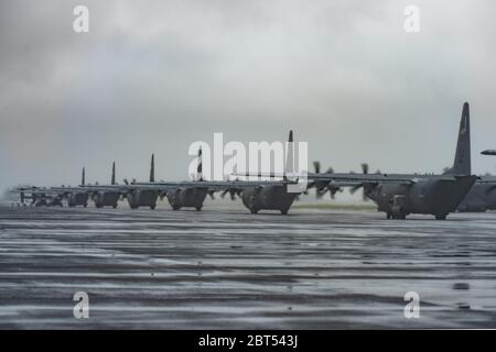 Plusieurs avions C-130J Super Hercules avec le taxi du 36e Escadron de transport aérien sur la ligne de vol pendant la partie de la promenade à dos d'éléphant de l'exercice d'entraînement sur les surtensions de Samurai, le 21 mai 2020, à la base aérienne de Yokota, au Japon. La partie de la promenade à l’éléphant de l’exercice sur les surtensions de Samurai a servi de démonstration du 36e Escadron de transport aérien, du 459e Escadron de transport aérien et de la capacité du 353e Groupe des opérations spéciales de produire rapidement des aéronefs prêts à l’air. (ÉTATS-UNIS Photo de la Force aérienne par Machiko Arita) Banque D'Images