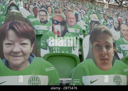 Budapest. 22 mai 2020. Des cardboards avec des photos de supporters sont vus sur la tribune à la Groupama Arena à Budapest, Hongrie, le 22 mai 2020. Quelque 5,000 marionnettes en carton ont été installées avant le premier match de football qui doit être tenu sans spectateurs sur place dans le stade après l'assouplissement des restrictions en Hongrie. Crédit: Attila Volgyi/Xinhua/Alay Live News Banque D'Images