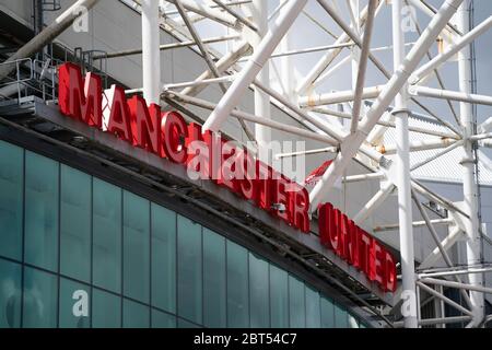 Manchester, Royaume-Uni. 22 mai 2020. Photo prise le 22 mai 2020 montre une vue du stade Old Trafford de Manchester United à Manchester, en Grande-Bretagne. Selon la BBC, Manchester United a déclaré que la pandémie du coronavirus leur a coûté 28 millions de livres au départ, et s'attend à ce que le chiffre final soit bien plus élevé. Crédit : Jon Super/Xinhua/Alay Live News Banque D'Images