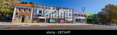 Magasins et entreprises vides sur Anzac Parade à Sydney, en Australie, pendant la pandémie de coronavirus COVID-19 de 2020. Normalement une rue animée et animée, la rue est libre de personnes et de circulation pendant le verrouillage social de distanciation. Banque D'Images