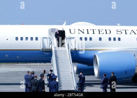 Le vice-président Mike Pence se défait devant la foule alors qu'il débarque de l'Air Force Two sur la base de la Réserve aérienne de Dobbins, à Marietta, en Géorgie, le 22 mai 2020. Il s'agit de la première visite officielle de la Maison Blanche en Géorgie depuis que le gouverneur Brian Kemp a rouvert l'État pendant la pandémie COVID-19. (ÉTATS-UNIS Photo de la Garde nationale de l'armée par le capitaine Bertrice Smith) Banque D'Images