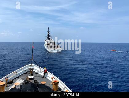 L'équipage du Cutter actif de la Garde côtière (WMEC 618) effectue un ravitaillement en mer d'Astern avec l'équipage du Cutter Stratton de la Garde côtière (WMSL 752), tandis que les deux cutters patrouillaient les eaux internationales de l'océan Pacifique est pendant leurs déploiements de contre-drogue, le 14 mai 2020. Le ravitaillement en mer d'Astern a été le premier entre un couteau de sécurité nationale et un couteau d'endurance moyenne. Photo de la Garde côtière américaine par le lieutenant j. g. Julianne Ouest Banque D'Images