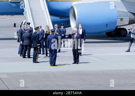 Le vice-président Mike Pence rend hommage au colonel Craig McPike, commandant de la 94e Escadre de transport aérien sur la base de réserve aérienne de Dobbins le 22 mai 2020 à Marietta, en Géorgie, il est coutume que la Maison Blanche s'envole dans la base chaque fois qu'elle visite l'État de Géorgie lors de visites officielles. (ÉTATS-UNIS Photo de la Garde nationale de l'armée par le capitaine Bertrice Smith) Banque D'Images