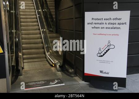 Sydney, Australie. 22 mai 2020. Panneau à côté de l'escalier roulant menant au centre commercial Westfield sur Pitt Street Mall, qui conseille aux clients de se rendre à distance en restant à 4 pas l'un de l'autre. Crédit : Richard Milnes/Alamy Live News Banque D'Images