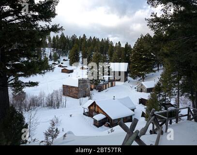 MT00514-00...MONTANA - VUE d'hiver sur la ville fantôme de Garnet dans la chaîne de Garnet. Banque D'Images