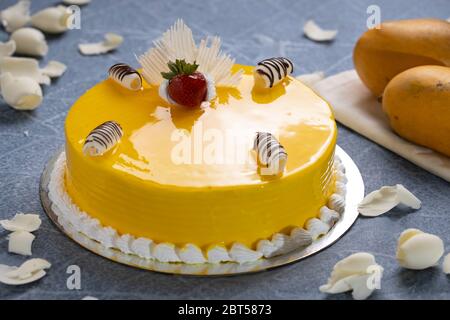 Cheesecake frais aux fruits de mangue et glaçure, le coffret de flan fait de chapelure de biscuit. Garnitures émaillées aux fraises Banque D'Images