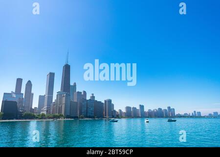 Magnifique Chicago Skyline lors d'une journée d'été bleu clair Banque D'Images