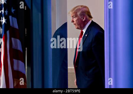 Le président américain Donald J. Trump arrive à une conférence de presse dans la salle Brady Press Briefing de la Maison Blanche à Washington, DC, États-Unis, le vendredi 22 mai 2020. Trump a ordonné aux États de permettre aux églises de rouvrir les restrictions imposées pour lutter contre l'épidémie de coronavirus, en disant qu'il remplacerait tout gouverneur qui refuse. Crédit: Andrew Harrer/Pool via CNP/MediaPunch Banque D'Images