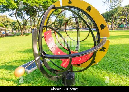 Bangkok, Thaïlande - 20 septembre 2009 : Sundial dans le parc Lumpini. C'est le plus grand parc de la région centrale, Banque D'Images