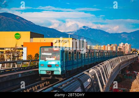 Santiago, Chili - Mai 2016: Un métro de Santiago train à la ligne 5 Banque D'Images