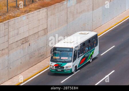 SANTIAGO, CHILI - JANVIER 2016: Un bus de transport public à Santiago Banque D'Images