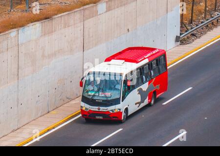 SANTIAGO, CHILI - JANVIER 2016: Un bus de transport public à Santiago Banque D'Images