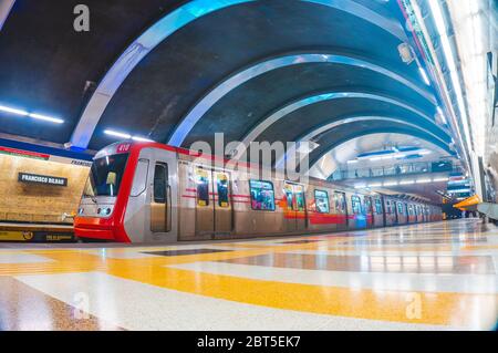 SANTIAGO, CHILI - JANVIER 2016 : un train de transport public à Santiago Banque D'Images