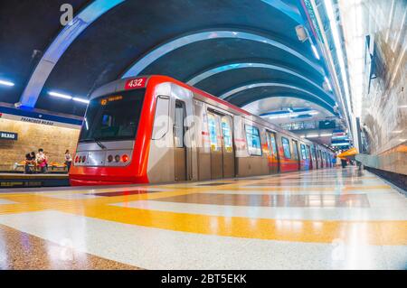 SANTIAGO, CHILI - JANVIER 2016 : un train de transport public à Santiago Banque D'Images