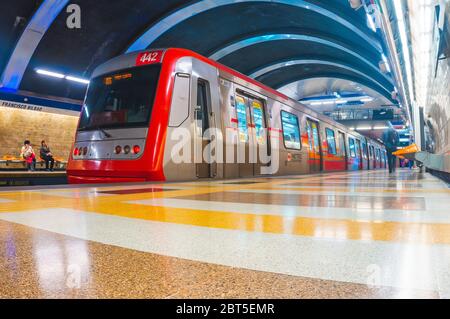 SANTIAGO, CHILI - JANVIER 2016 : un train de transport public à Santiago Banque D'Images