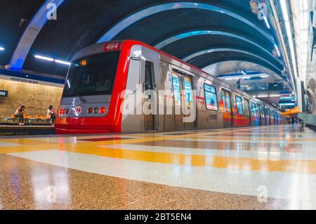 SANTIAGO, CHILI - JANVIER 2016 : un train de transport public à Santiago Banque D'Images