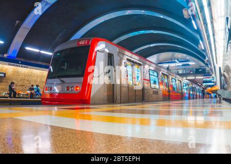 SANTIAGO, CHILI - JANVIER 2016 : un train de transport public à Santiago Banque D'Images