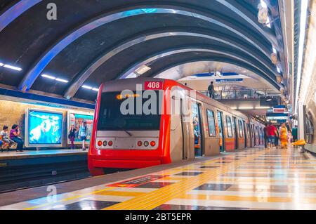 SANTIAGO, CHILI - JANVIER 2016 : un train de transport public à Santiago Banque D'Images