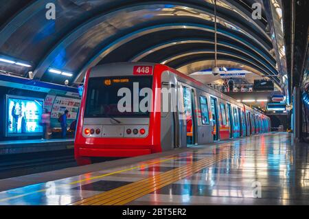 SANTIAGO, CHILI - JANVIER 2016 : train de transport public à la gare Cristobal Colón de L4 Banque D'Images