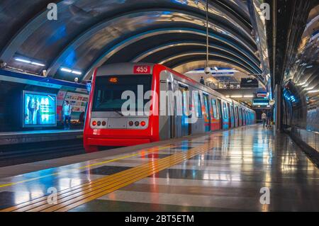 SANTIAGO, CHILI - JANVIER 2016 : train de transport public à la gare Cristobal Colón de L4 Banque D'Images