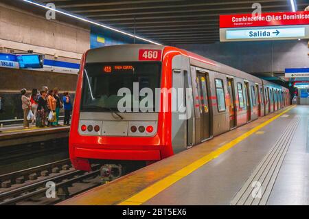 SANTIAGO, CHILI - JANVIER 2016 : train de transport public à la gare de Tobalaba de L4 Banque D'Images