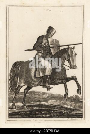 Chevalier de charge de la 12e et 13e siècle en cotte de hawberk, télévision casque, lance, bouclier, armure de shin, la guerre jambesons selle. La gravure sur cuivre par J. Hamilton de Francis Grose antiquités militaires concernant une histoire de l'armée anglaise, Stockdale, Londres, 1812. Banque D'Images