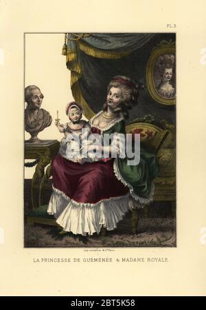 Victoire de Rohan, princesse de Guemène, tenant le bébé Marie Thérèse, fille de Marie Antoinette et Louis XVI La princesse de Guemenee et Madame Royale. Lithographie de couleur main d'après Pierre Thomas le Clerc de Fashions et de la douane de Marie-Antoinette et de son temps, par le Comte de Reiset, Paris, 1885. Le journal de Madame Eloffe, couturière et marchand de lin à la Reine et aux dames de la cour. Banque D'Images