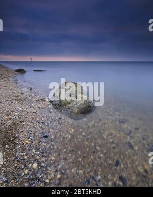 Plaines de sable avec des coquilles et de grands blocs à marée basse. La mer des Wadden près de Moddergat, Paesens, pays-Bas. UNESCO Patrimoine mondial. Centre sélectif Banque D'Images