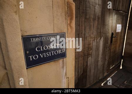 Cambridge. 22 mai 2020. Photo prise le 22 mai 2020 montre un panneau à l'extérieur de Trinity College, Université de Cambridge, qui est fermé aux visiteurs, à Cambridge, en Grande-Bretagne. Selon les médias locaux, il n'y aura pas de conférences en face à face à l'Université de Cambridge au cours de la prochaine année universitaire en raison de la COVID-19. Toutefois, les conférences seront disponibles pour les étudiants en ligne et il peut être possible d'accueillir en personne de plus petits groupes d'enseignement s'ils répondent aux exigences de distanciation sociale, a déclaré l'université. Crédit: Tim Ireland/Xinhua/Alay Live News Banque D'Images