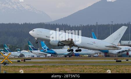 Richmond, Colombie-Britannique, Canada. 22 mai 2020. Un avion cargo Cargojet Airways Boeing 767-200ER (C-FHCJ) part de l'aéroport international de Vancouver. Crédit : Bayne Stanley/ZUMA Wire/Alay Live News Banque D'Images